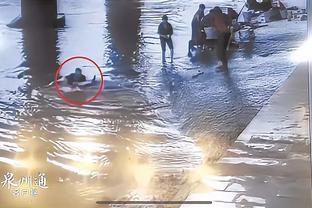 ?今日笑点？巴黎奥运水上中心落成 法国运动员表演3米跳板摔倒